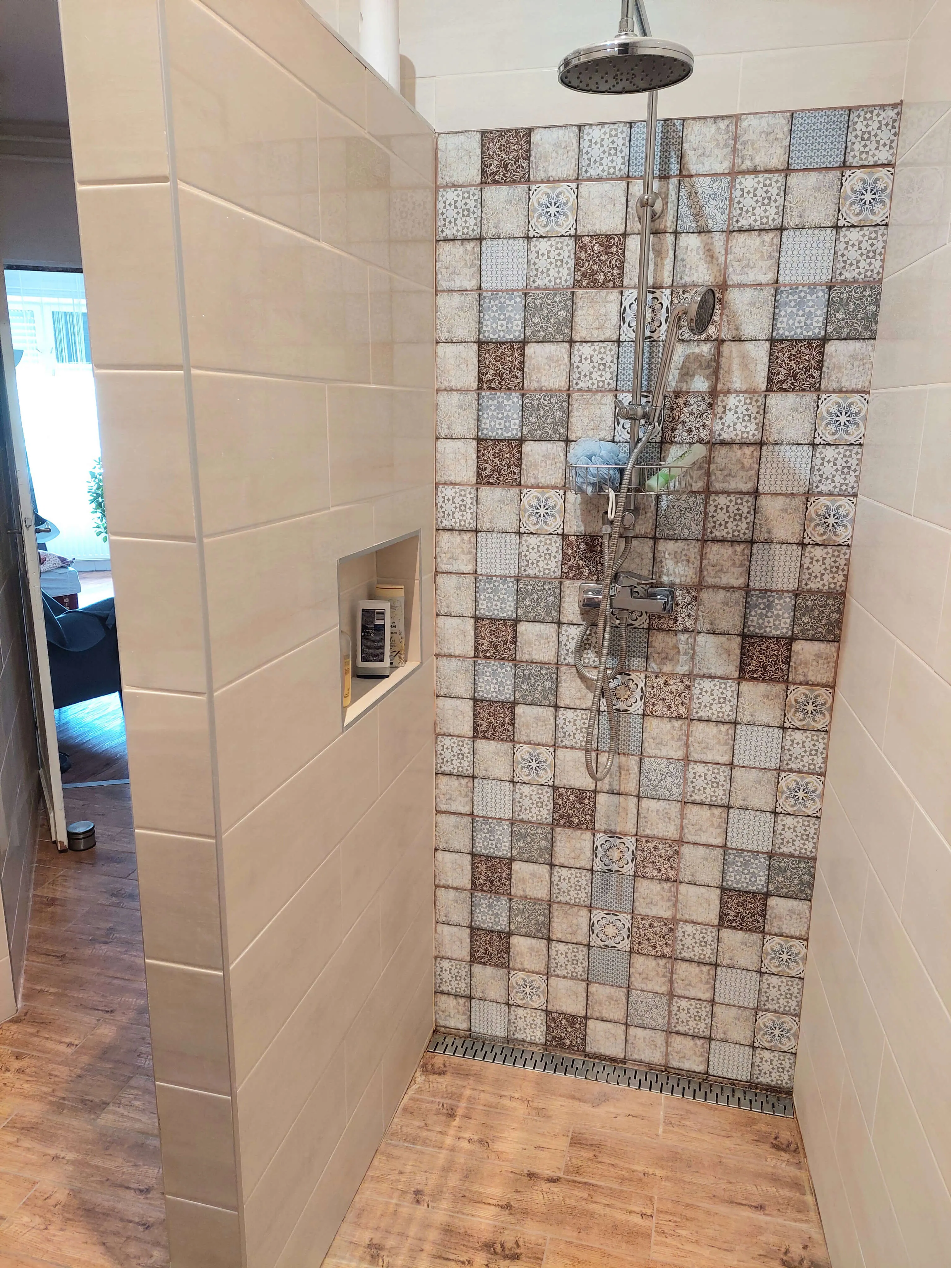 Elegantes Badezimmer mit hochwertigen Oberflächen